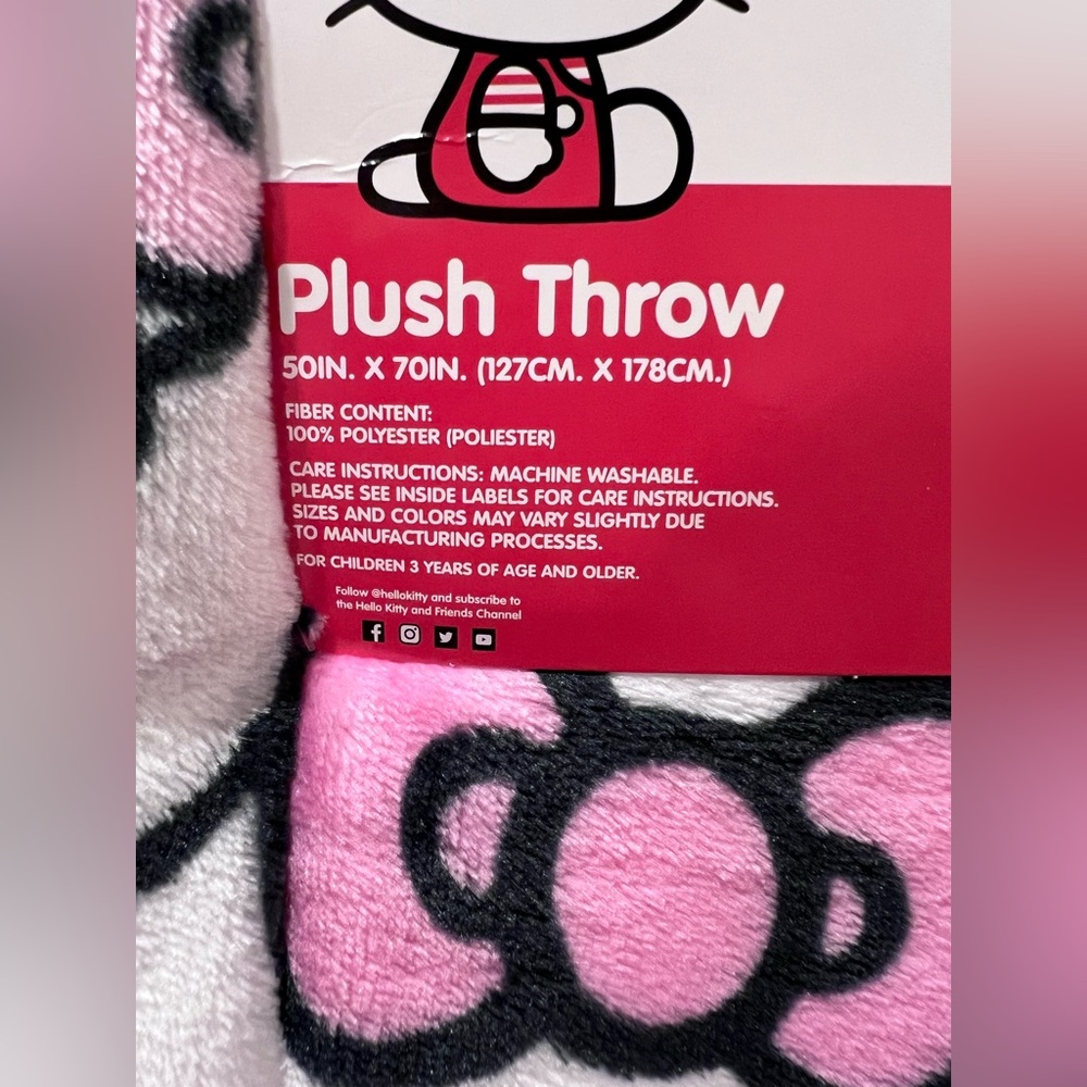 50 x 70“ Hello Kitty Plush Throw! 😻🎀 - Picture 4 of 4